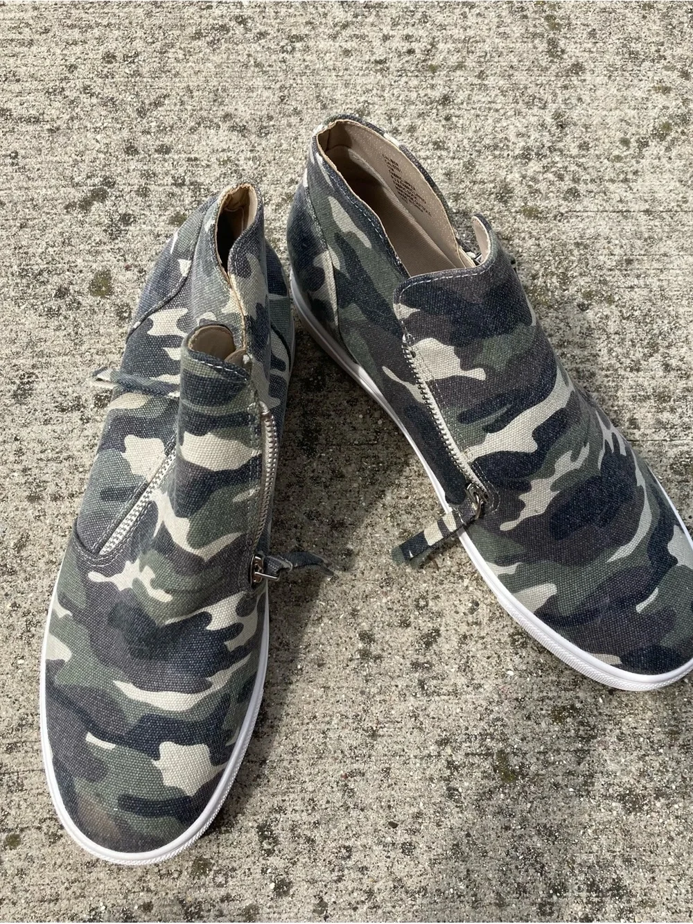 Steve Madden Women’s Green Camo Slip-On Zip-Up Sneakers Sz 11